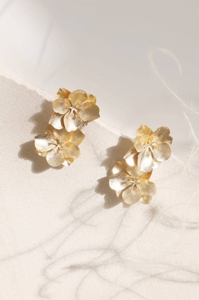 14k Solid Gold Flower and Pearl Stud Earrings – ASSAY